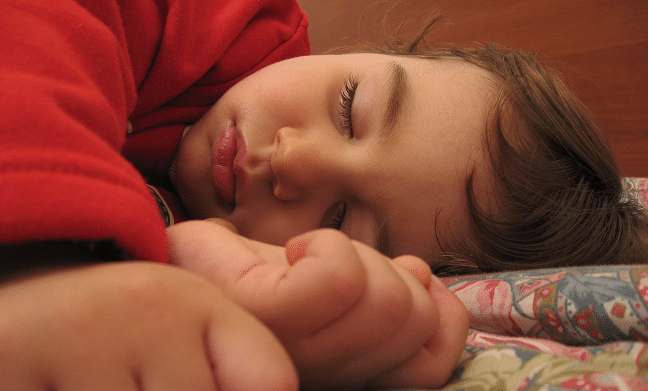 La scienza conferma che il dondolio fa dormire presto e bene i bambini Figli 