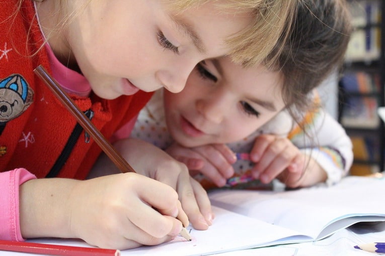 Come insegnare al bambino in età prescolare un'adeguata presa della penna Figli 